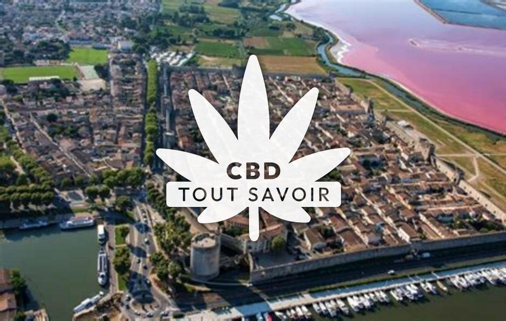 Village à Aigues-Mortes avec feuille Cannabis CBD