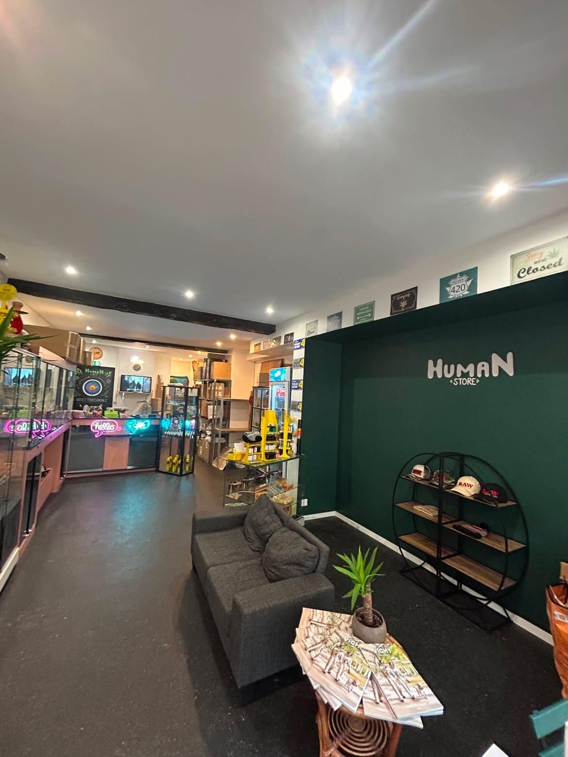 Intérieur de la boutique Human CBD, rue d'Auron à Bourges