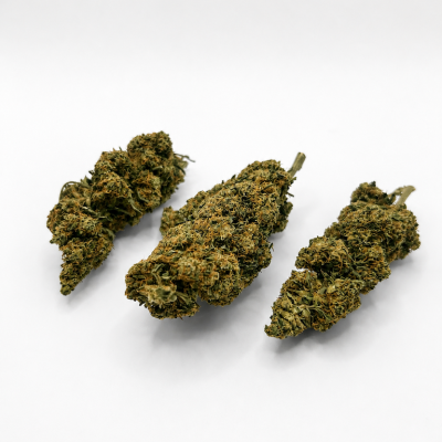 Trois fleurs CBD Skittles Premium allongées sur fond blanc