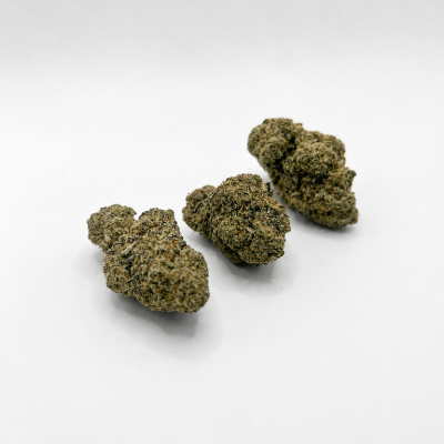 Gros plan sur trois fleurs Snow Flake Indoor CBD