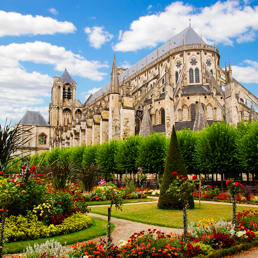 Cathédrale Saint-Étienne de Bourges, à quelques minutes à pied de la boutique Human-CBD rue d'Auron