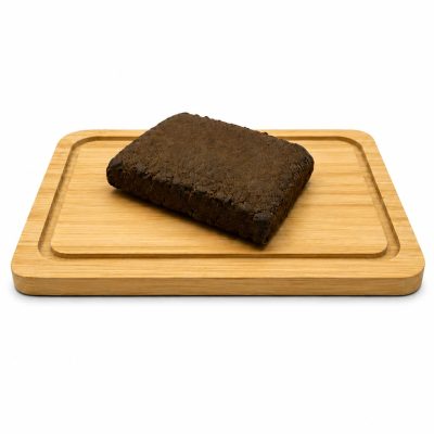 Gros plan sur la résine Ketama Premium CBD révélant sa texture compacte et sa qualité haut de gamme