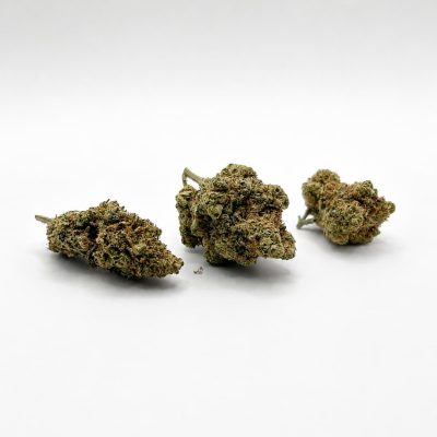 Trois fleurs Lemon Haze Indoor CBD sur fond blanc