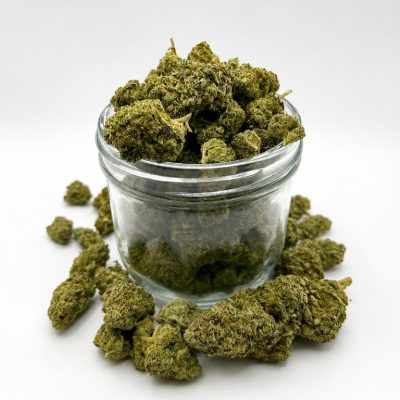 Fleurs CBD Plutonium Premium présentées dans un pot en verre