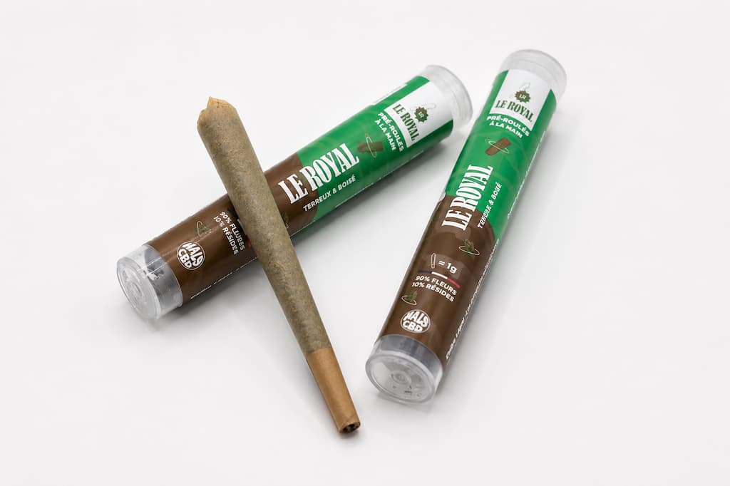 Pré-roll Le Royal avec deux étuis verts et marron