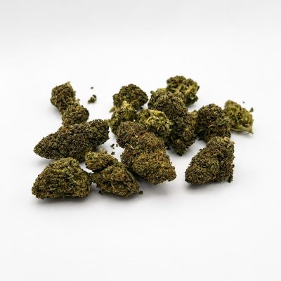 Gros plan sur la fleur CBD Tropical révélant sa texture, ses trichomes et sa qualité premium